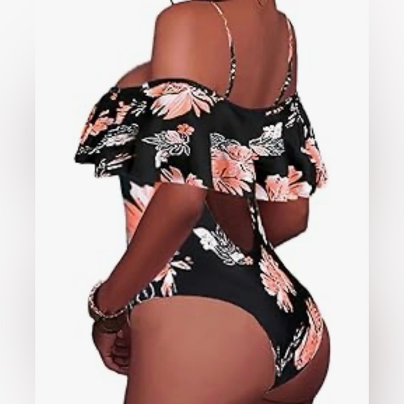 Woman’s swimsuit - Picture 2 of 2